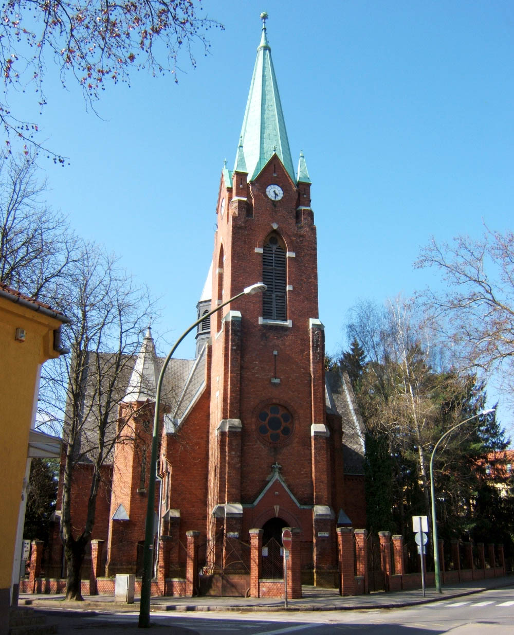 Templomunk épülete